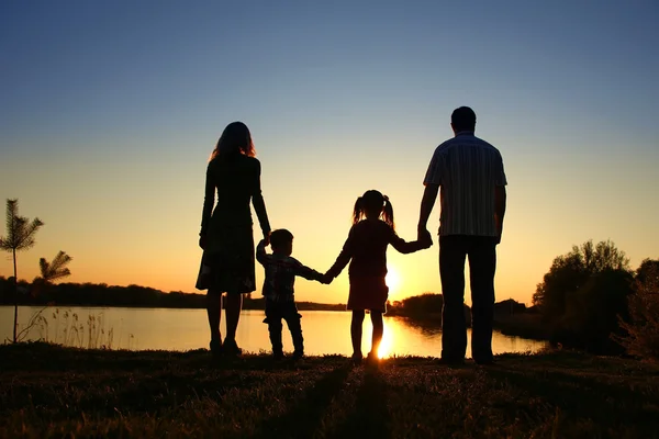 Silhouette d'une famille heureuse — Photo