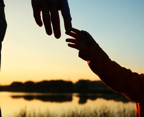 Hände von Eltern und Kind — Stockfoto