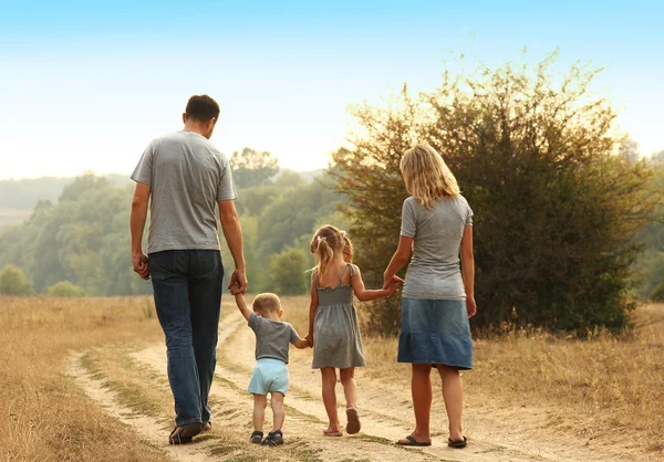 Familjen promenader tillsammans — Stockfoto