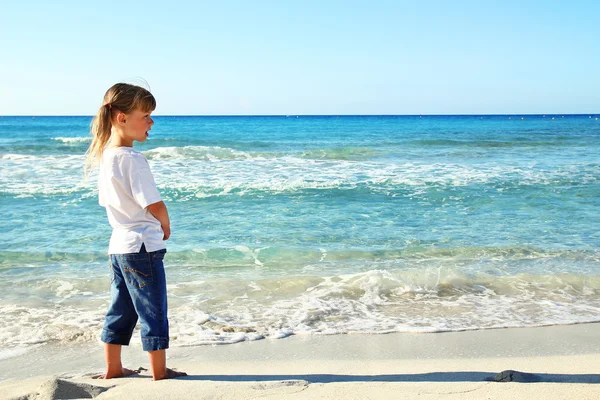 Petite fille sur la plage — Photo