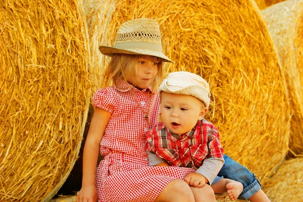 Kinder bei der Ernte von Ballen — Stockfoto