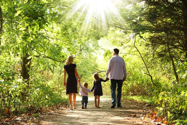 Caminhando em família juntos — Fotografia de Stock