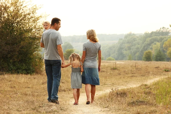 Familia caminando juntos —  Fotos de Stock