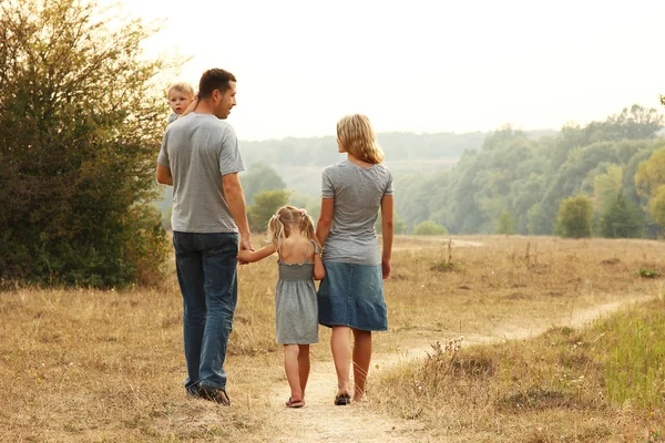 Caminhando em família juntos — Fotografia de Stock