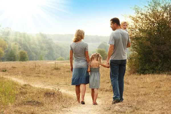 Familjen promenader tillsammans — Stockfoto