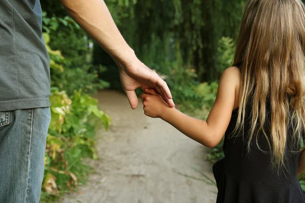 親が子供の手を握る — ストック写真