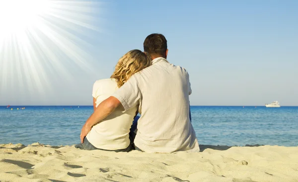 Paar umarmt sich am Strand lizenzfreie Stockfotos