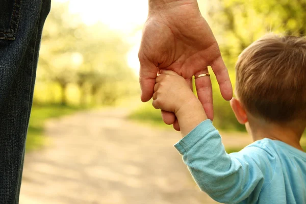 Rodič drží ruku dítěte — Stock fotografie