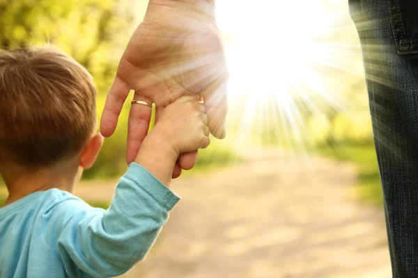 Părintele ține mâna copilului — Fotografie, imagine de stoc