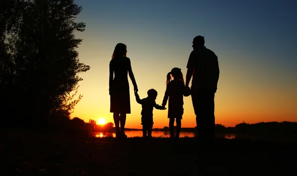 Silhouetten van gelukkige familie — Stockfoto