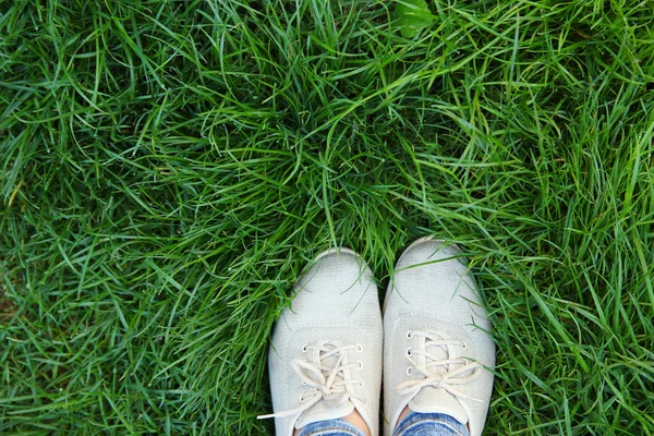 Ноги в білому взутті — стокове фото