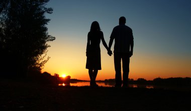 Aşık bir çiftin silueti. 