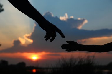 Baba ve oğul eller siluetleri