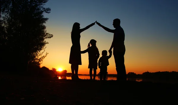 Silhouette di una famiglia felice — Foto Stock