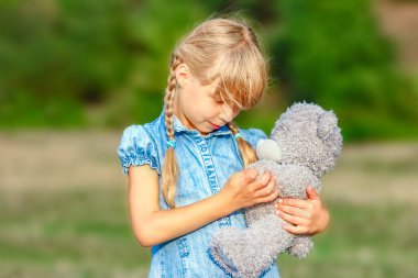 Mutlu çocuk yazın doğada oynuyor.