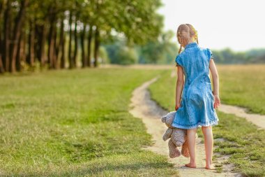 Mutlu çocuk yazın doğada oynuyor.