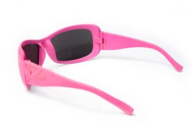 Beyaz arkaplanda şık güneş gözlükleri