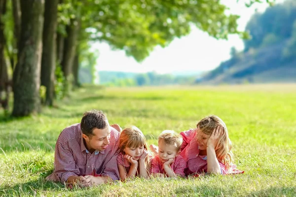 Famiglia Felice Nella Natura — Foto Stock