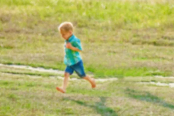 Bambini Felici Che Giocano Sulla Natura Estate — Foto Stock