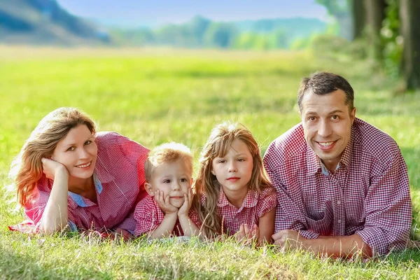 Família Feliz Natureza — Fotografia de Stock