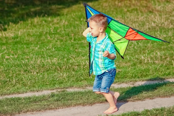 Happy Dítě Hrát Přírodě Létě — Stock fotografie