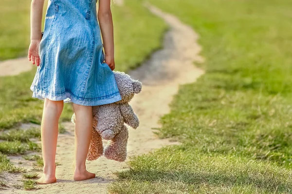 幸せな子供は夏に自然の中で遊ぶ — ストック写真