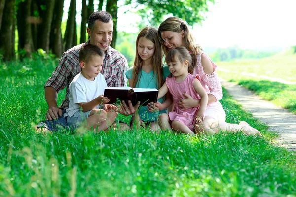 Jovem Família Feliz Lendo Bíblia Natureza — Fotografia de Stock