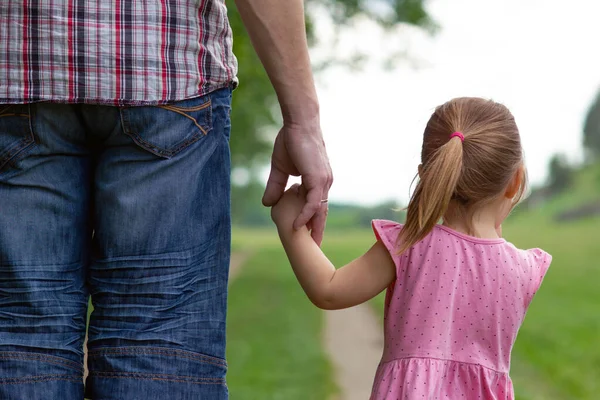 Der Elternteil Hält Die Hand Eines Kleinen Kindes — Stockfoto