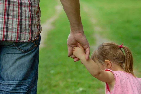 Padre Sostiene Mano Niño Pequeño —  Fotos de Stock