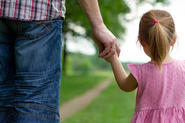Eltern Halten Die Hand Eines Kleinen Kindes — Stockfoto