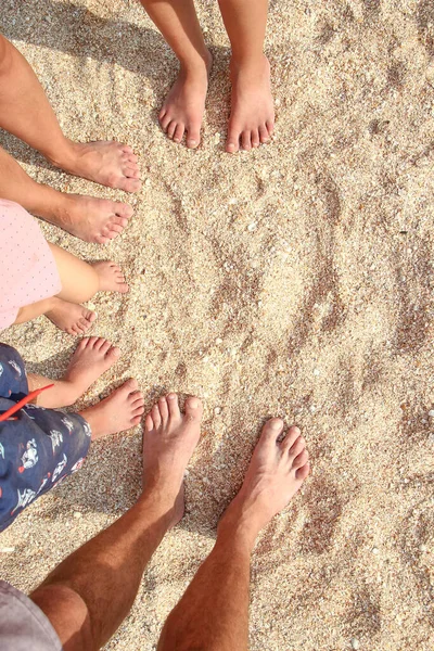 Jambes Belle Famille Entière Sur Sable Près Fond Mer — Photo