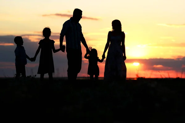 Gelukkige Familie Silhouet Zee Met Reflectie Park Natuur — Stockfoto