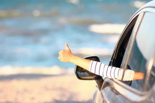 Glückliches Mädchen Auto Meer Der Natur Auf Urlaubsreise — Stockfoto