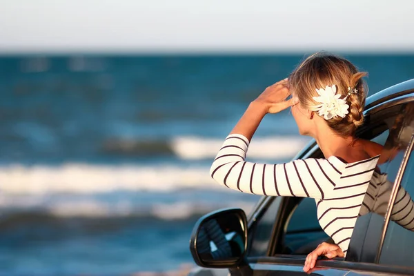 夏は海で車を運転する幸せなドライバー — ストック写真
