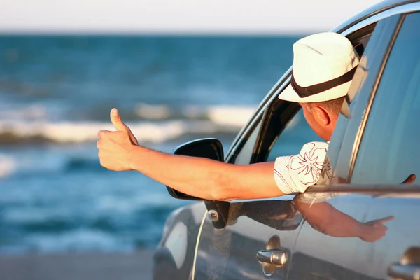 Glücklicher Kerl Auto Meer Der Natur Auf Urlaubsreise — Stockfoto
