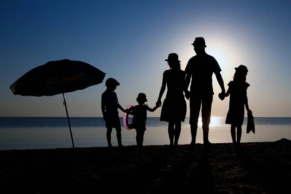 Gün Batımında Deniz Kenarında Mutlu Bir Aile Doğada Gezici Bir — Stok fotoğraf