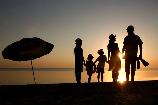 Familia Feliz Junto Mar Atardecer Silueta Viaje Naturaleza —  Fotos de Stock