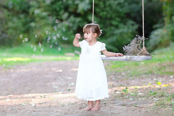 Niña Feliz Con Burbujas Jabón — Foto de Stock