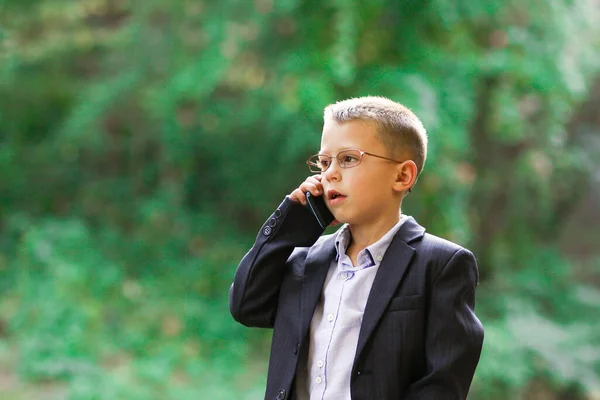 Menino Conversa Telefone Negócios — Fotografia de Stock