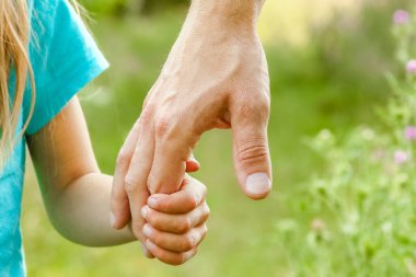 Doğadaki ebeveyn ve çocuğun elleri