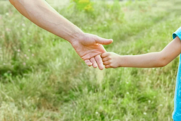 Ręce Rodzica Dziecka Naturze — Zdjęcie stockowe