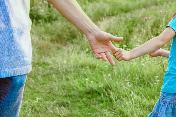 Hände Von Eltern Und Kind Der Natur — Stockfoto