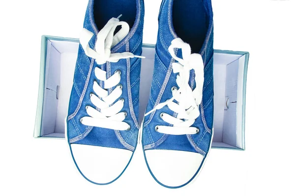 Sapatos Elegantes Para Esporte Uma Caixa Fundo Branco — Fotografia de Stock