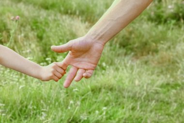 Doğadaki ebeveyn ve çocuğun elleri