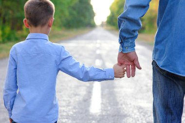 Parkta çocuklu mutlu bir ebeveyn. Doğa seyahati. Yol boyunca git.