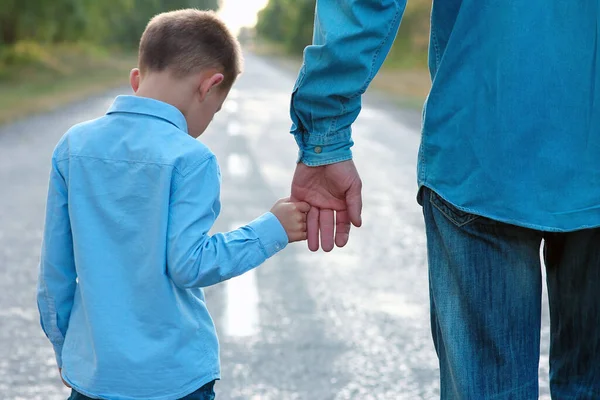 Happy Parent Child Park Hands Nature Travel Road — Stock Photo, Image