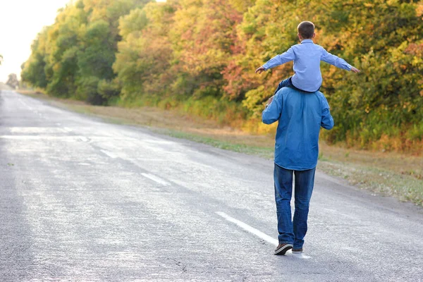 Parent Heureux Avec Enfant Dans Parc Mains Sur Nature Voyage — Photo