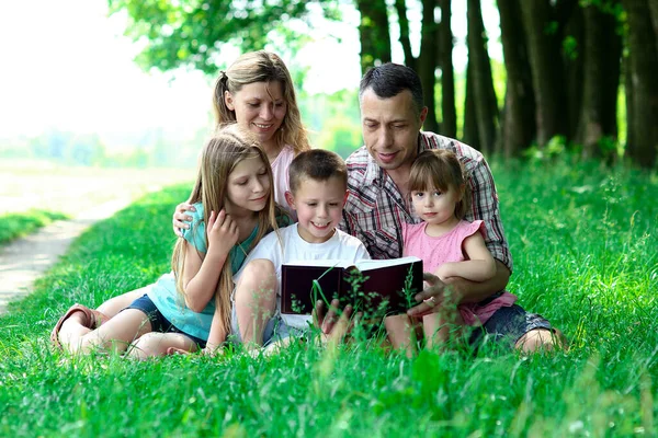 Jovem Família Feliz Lendo Bíblia Natureza — Fotografia de Stock