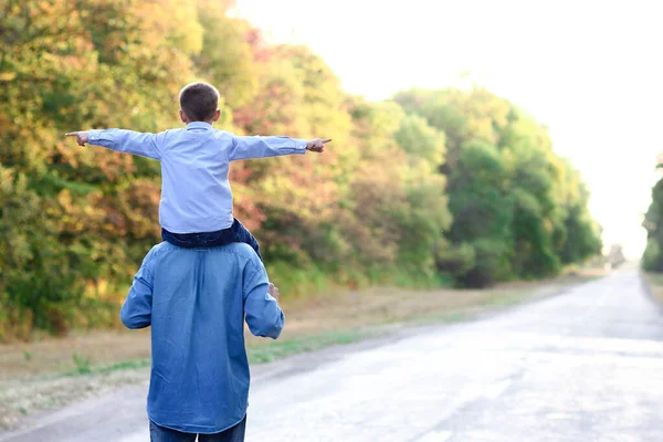 Gelukkig Ouder Met Een Kind Het Park Handen Natuur Reizen — Stockfoto