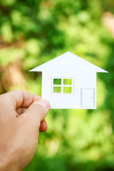 Papieren Huis Handen Een Achtergrond Van Onroerend Goed — Stockfoto